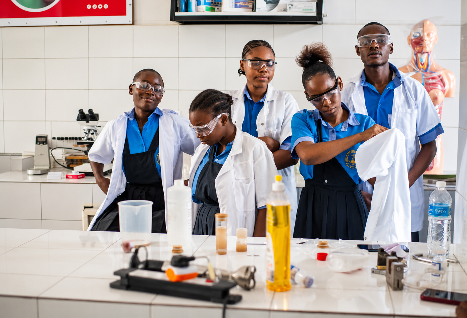 Élèves des Humanités scientifiques en laboratoire de chimie