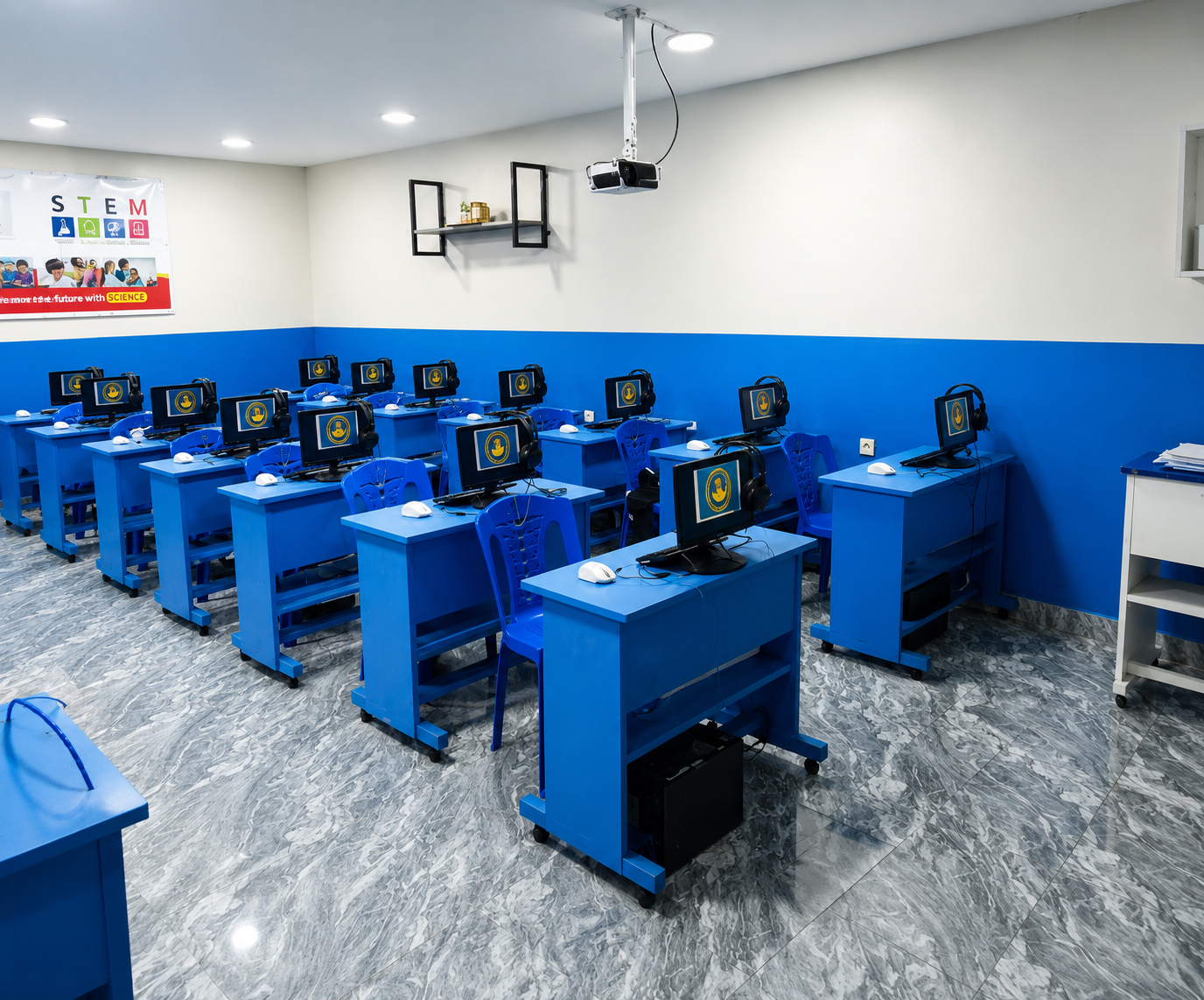 Salle STEM équipée d'ordinateurs individuels