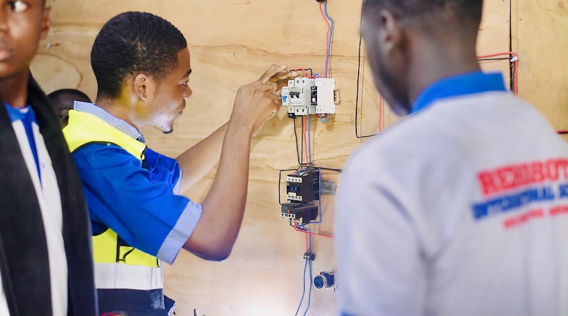 Atelier d'électricité — élèves câblant un tableau