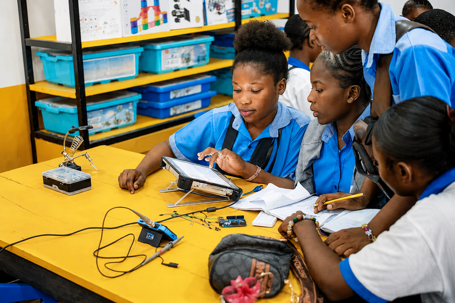 Élèves travaillant sur un montage Arduino en atelier