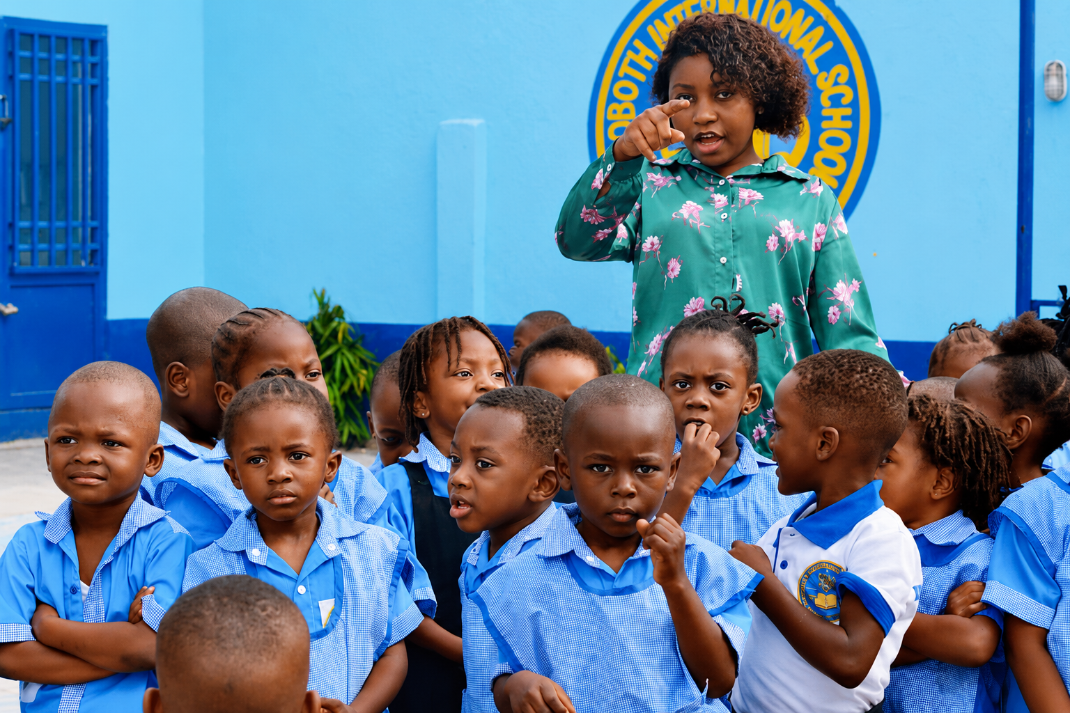 Élèves de la maternelle Rehoboth en cour de récréation